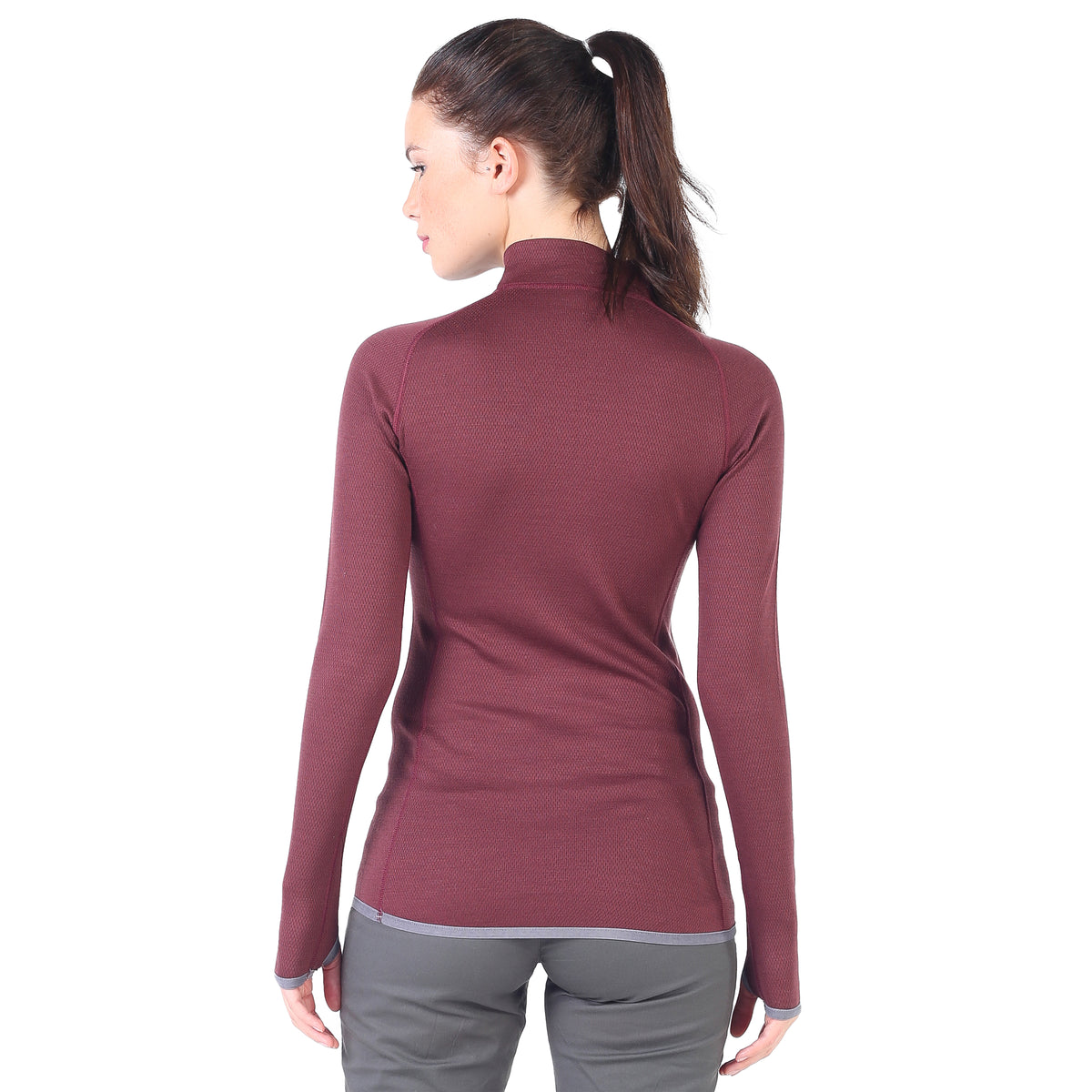 Ansicht von hinten auf das lange dunkelrote Merino Oberteil