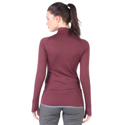 Ansicht von hinten auf das lange dunkelrote Merino Oberteil